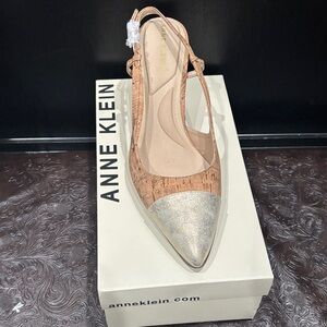 NIB Anne Klein Kork Tan and Gold Pointed Heels